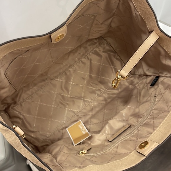 MICHAEL KORS ARLO LARGE GRAB BAG SHOULDER TOTE MK LEATHER GOLD~2 BAGS IN 1
Buff - Picture 14 of 16